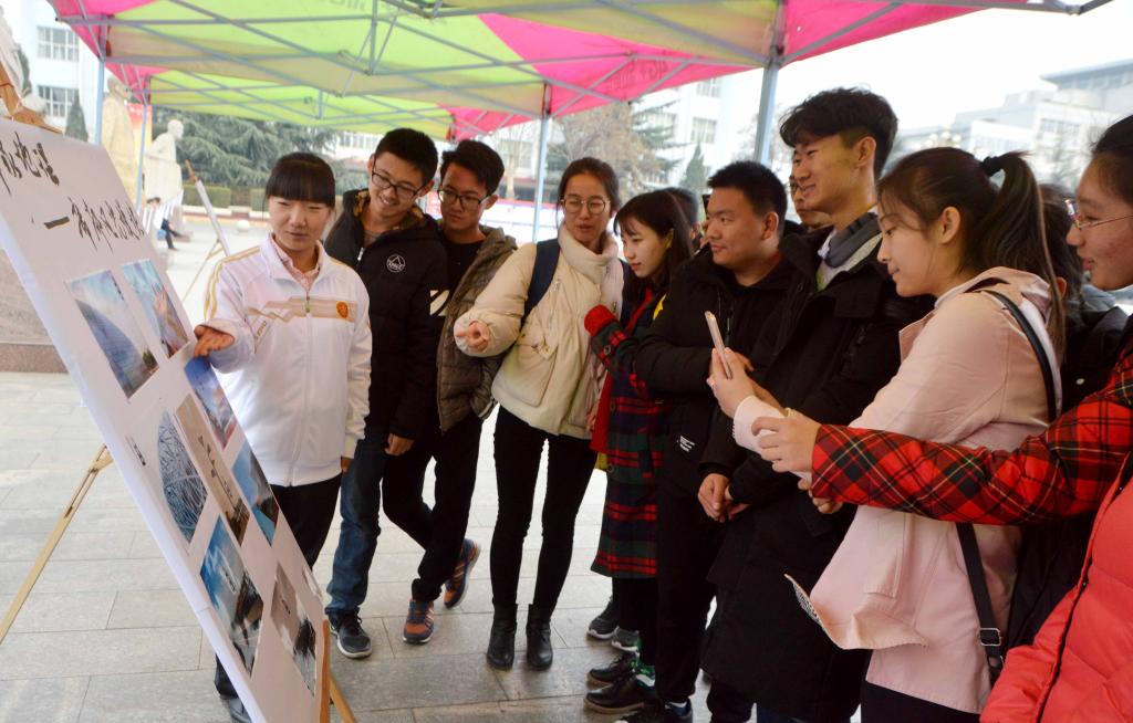 员工们参观摄影展